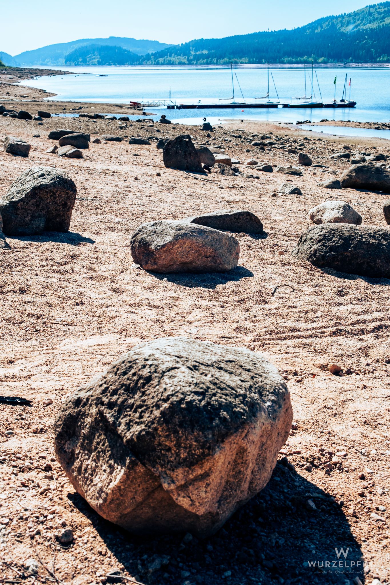 Steine am sandigen Ufer